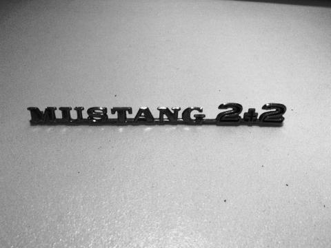 Mustang 2+2 embléma